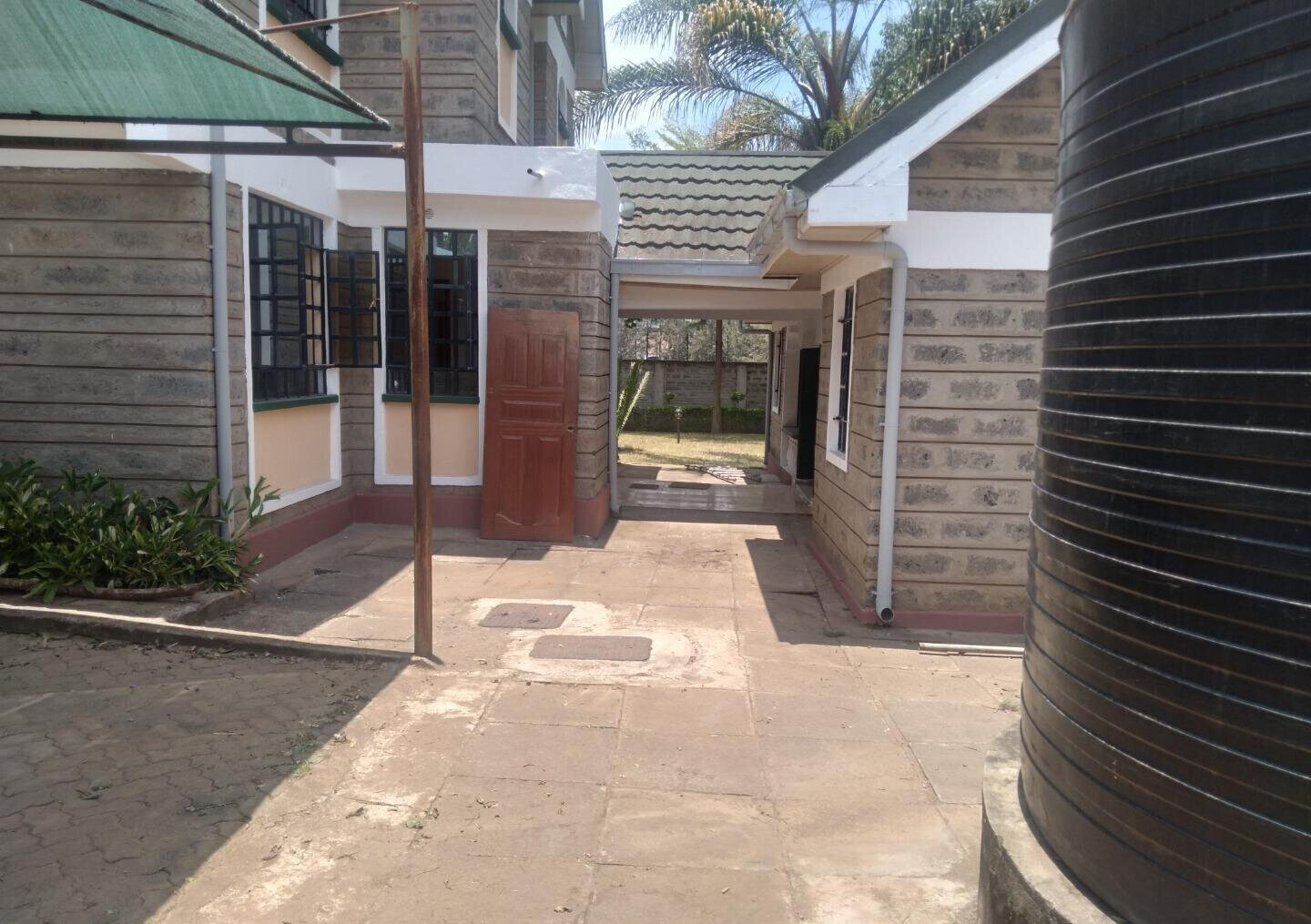 4BR Townhouse on Half-Acre with Electric Fence – Karen