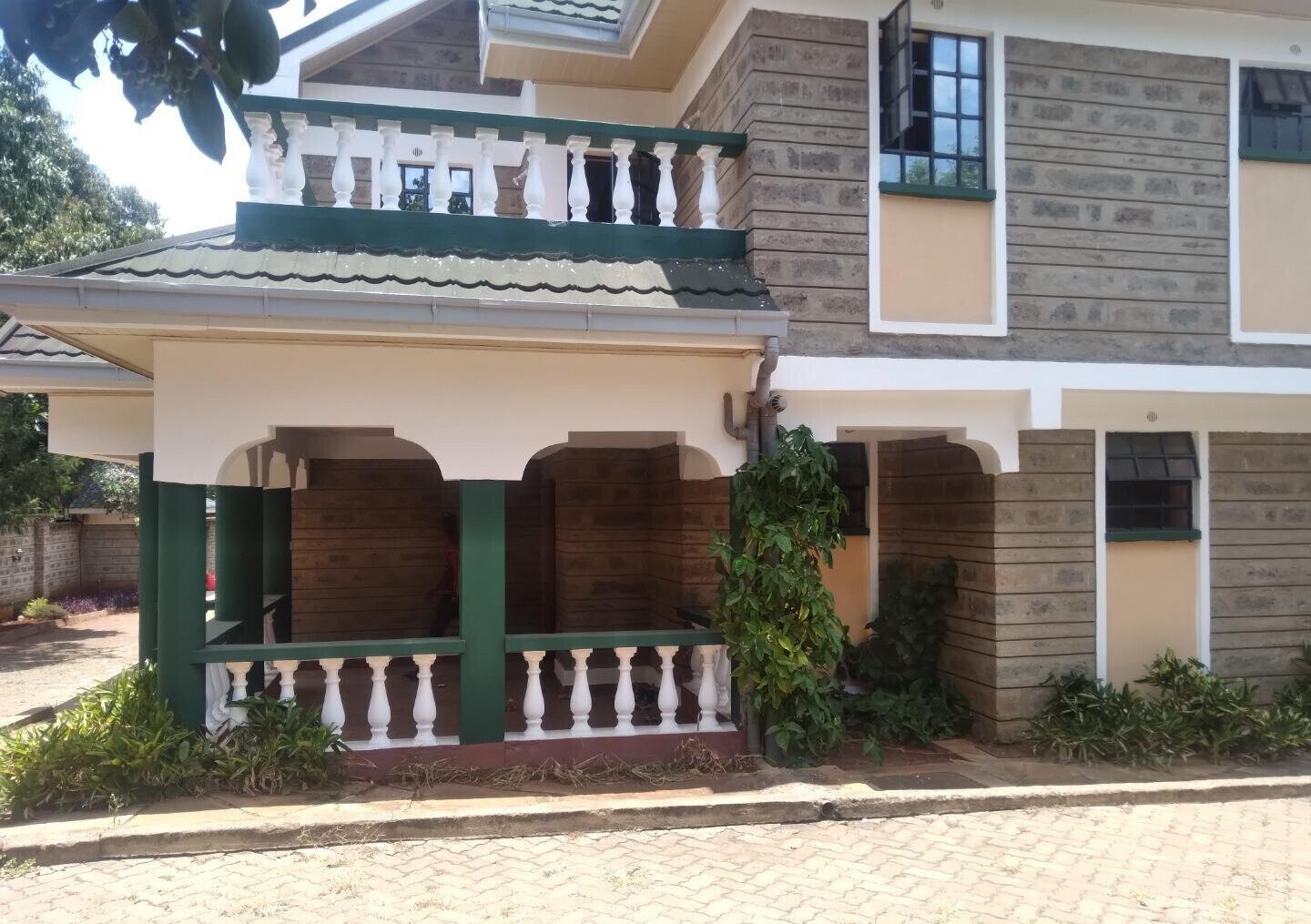 4BR Townhouse on Half-Acre with Electric Fence – Karen