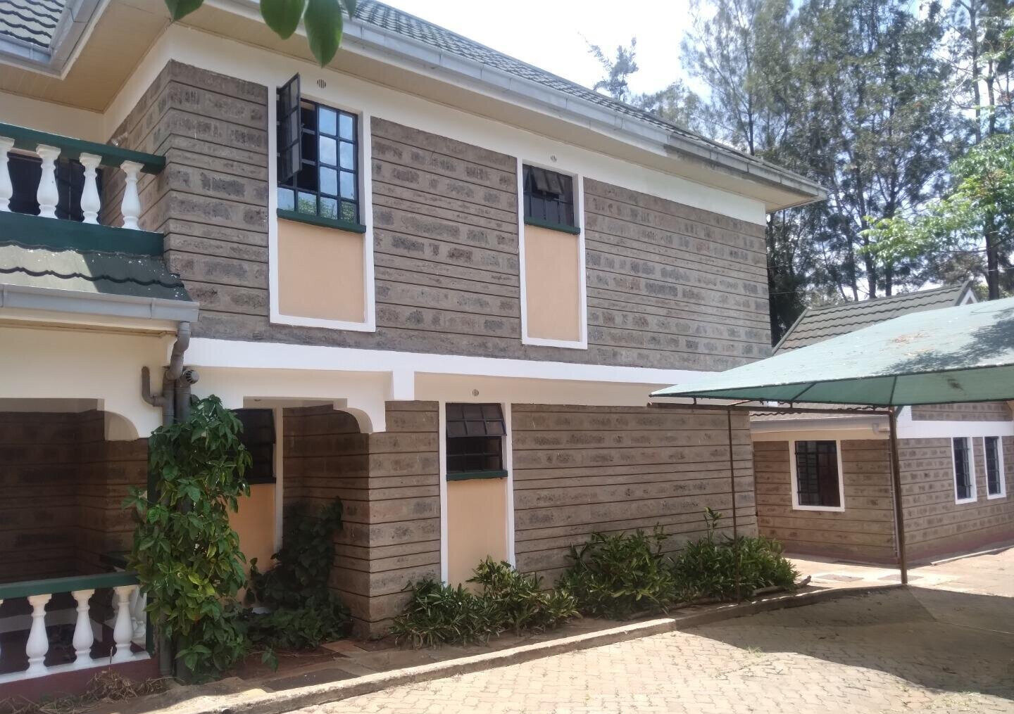 4BR Townhouse on Half-Acre with Electric Fence – Karen