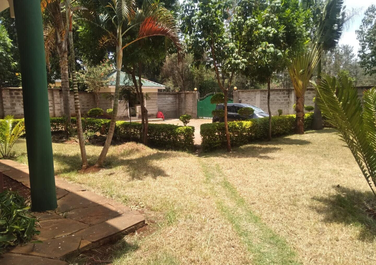 4BR Townhouse on Half-Acre with Electric Fence – Karen