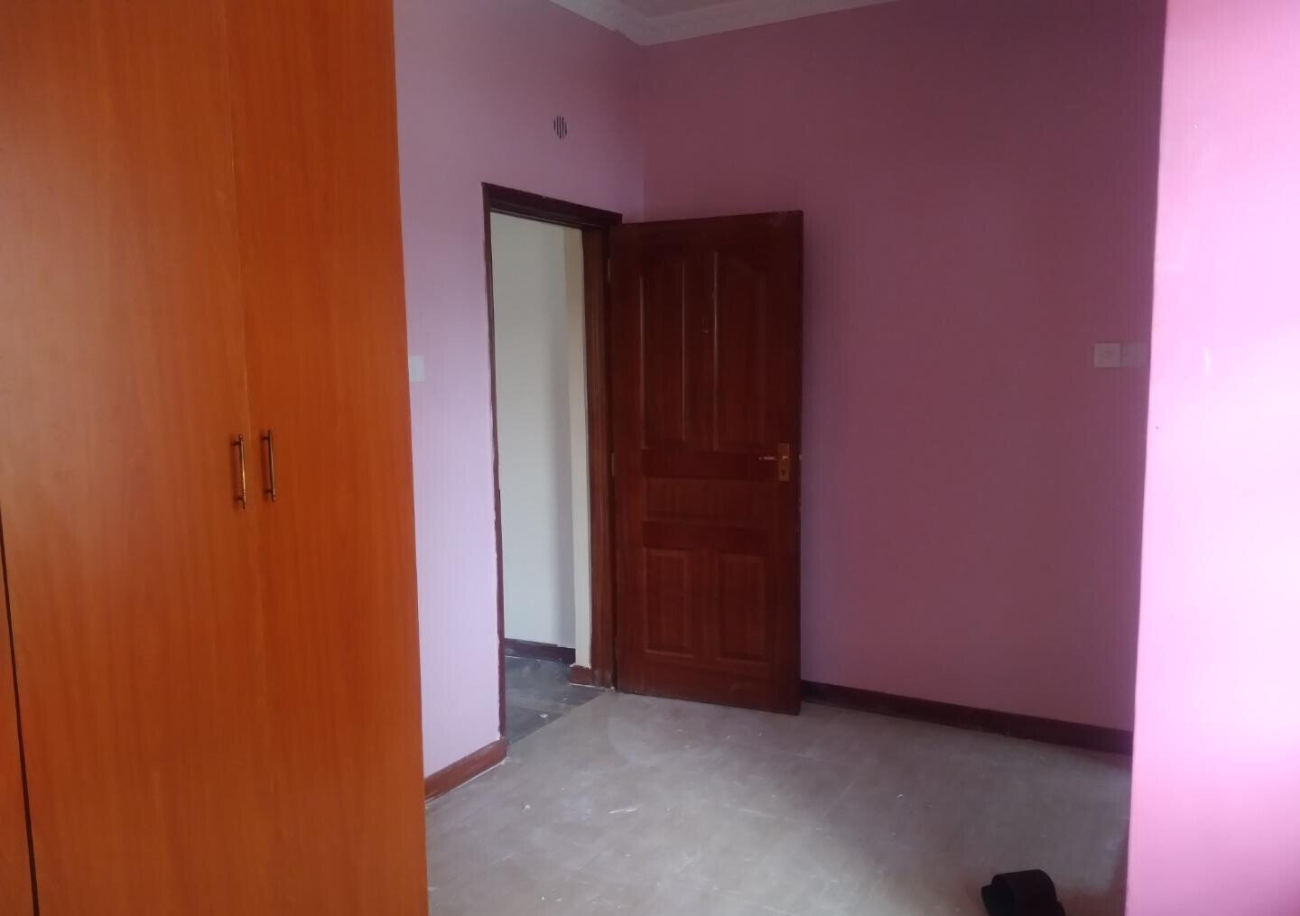 4BR Townhouse on Half-Acre with Electric Fence – Karen