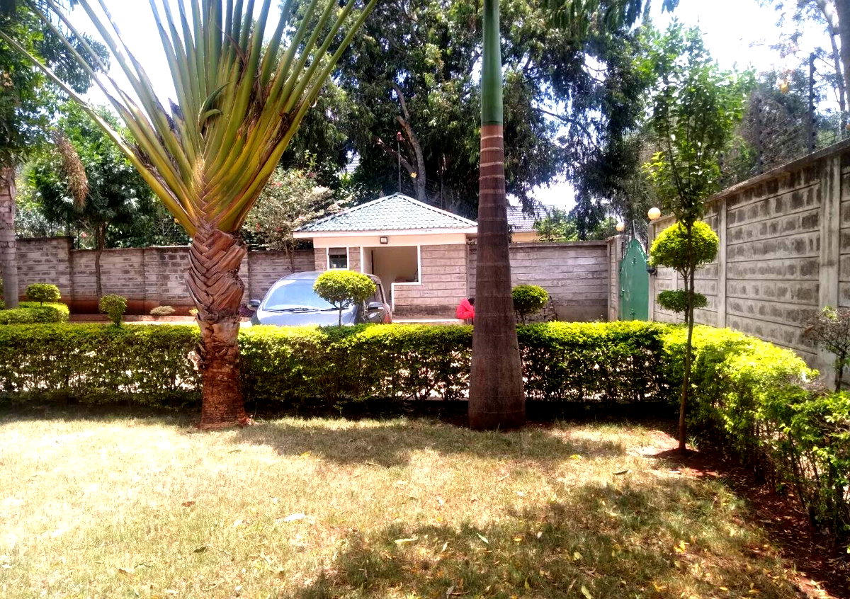 4BR Townhouse on Half-Acre with Electric Fence – Karen