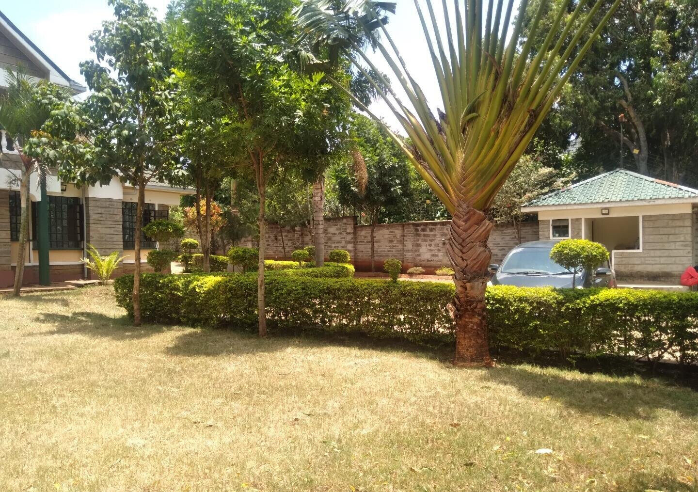 4BR Townhouse on Half-Acre with Electric Fence – Karen