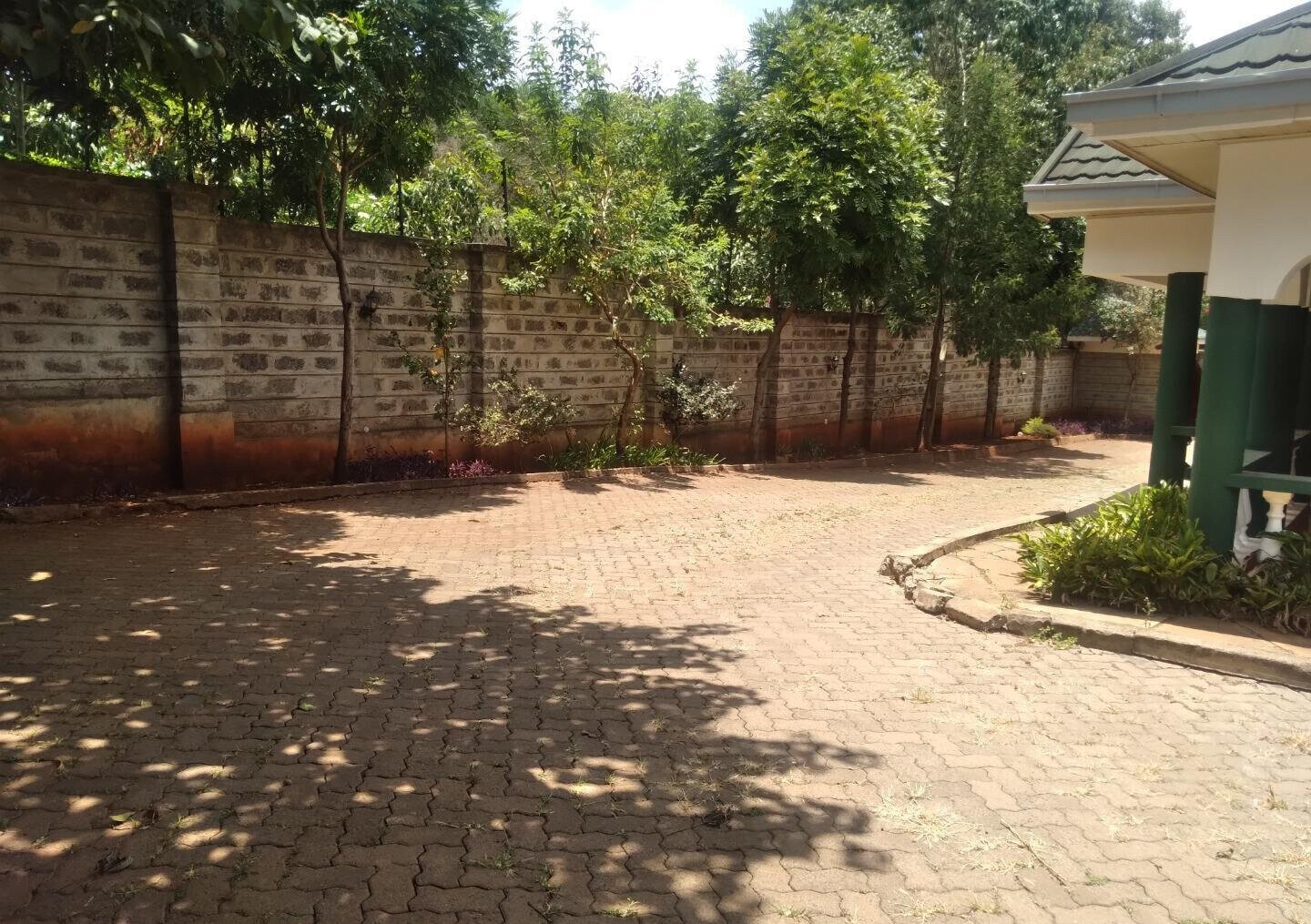 4BR Townhouse on Half-Acre with Electric Fence – Karen