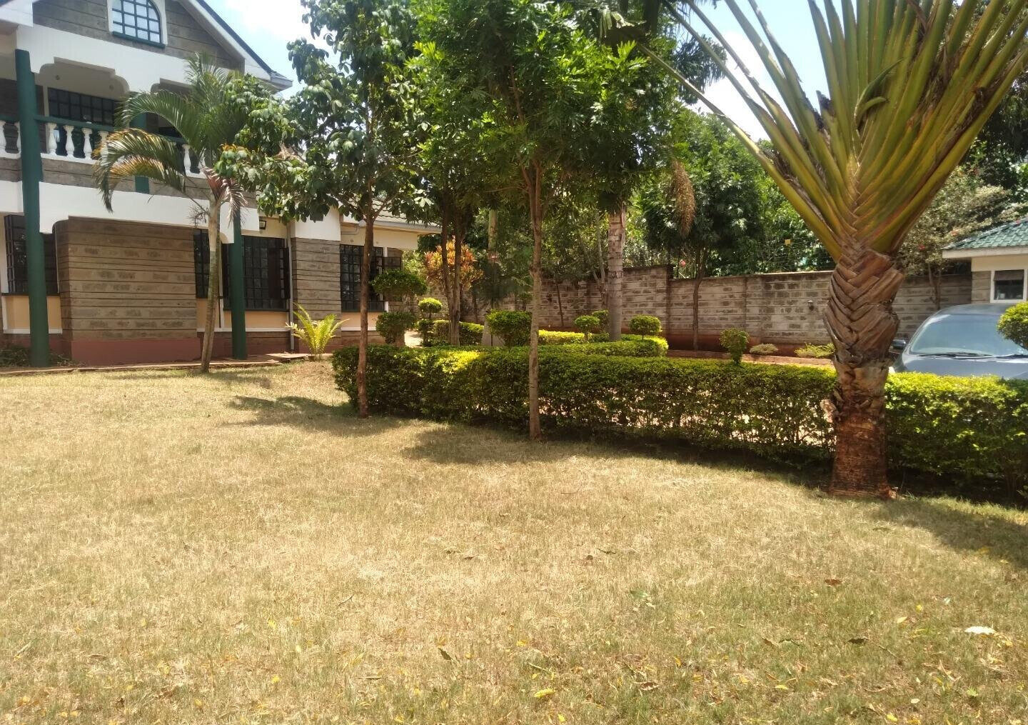 4BR Townhouse on Half-Acre with Electric Fence – Karen
