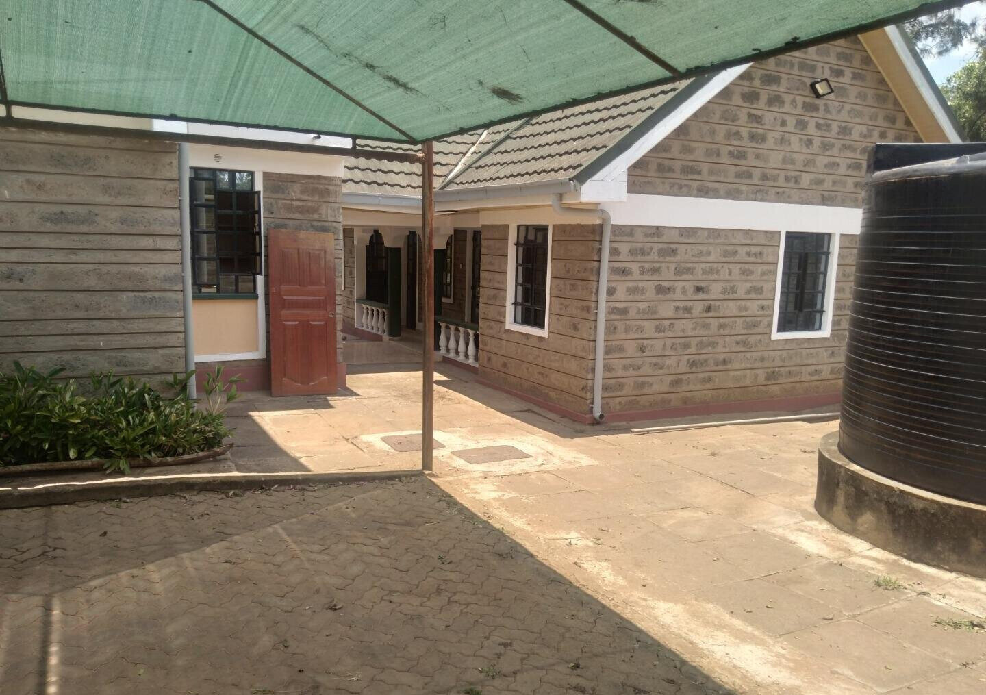 4BR Townhouse on Half-Acre with Electric Fence – Karen