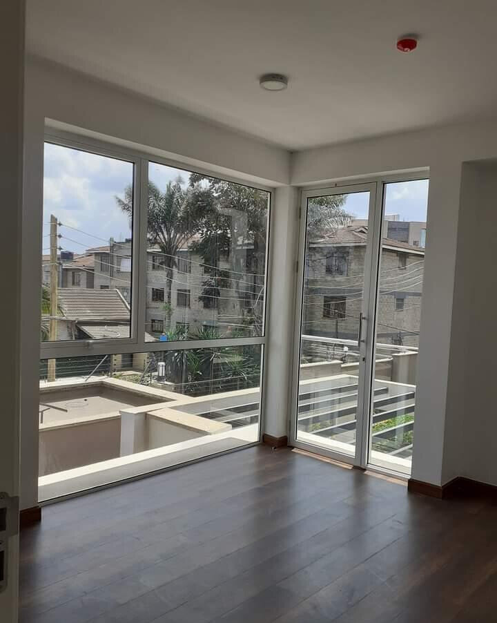 Cathedral Ceilings & Private Garden Townhouse - Lavington