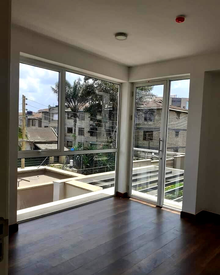 Cathedral Ceilings & Private Garden Townhouse - Lavington