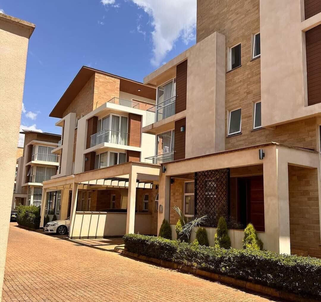Cathedral Ceilings & Private Garden Townhouse - Lavington