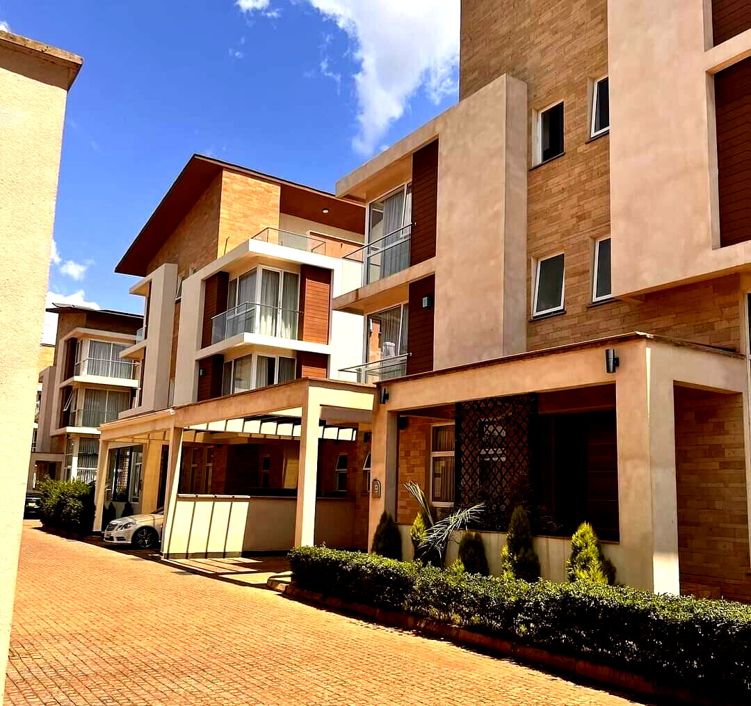 Cathedral Ceilings & Private Garden Townhouse - Lavington