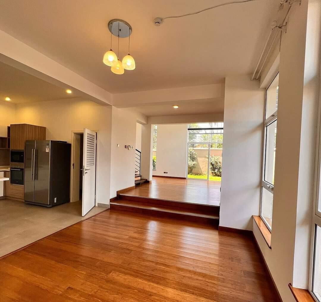 Cathedral Ceilings & Private Garden Townhouse - Lavington