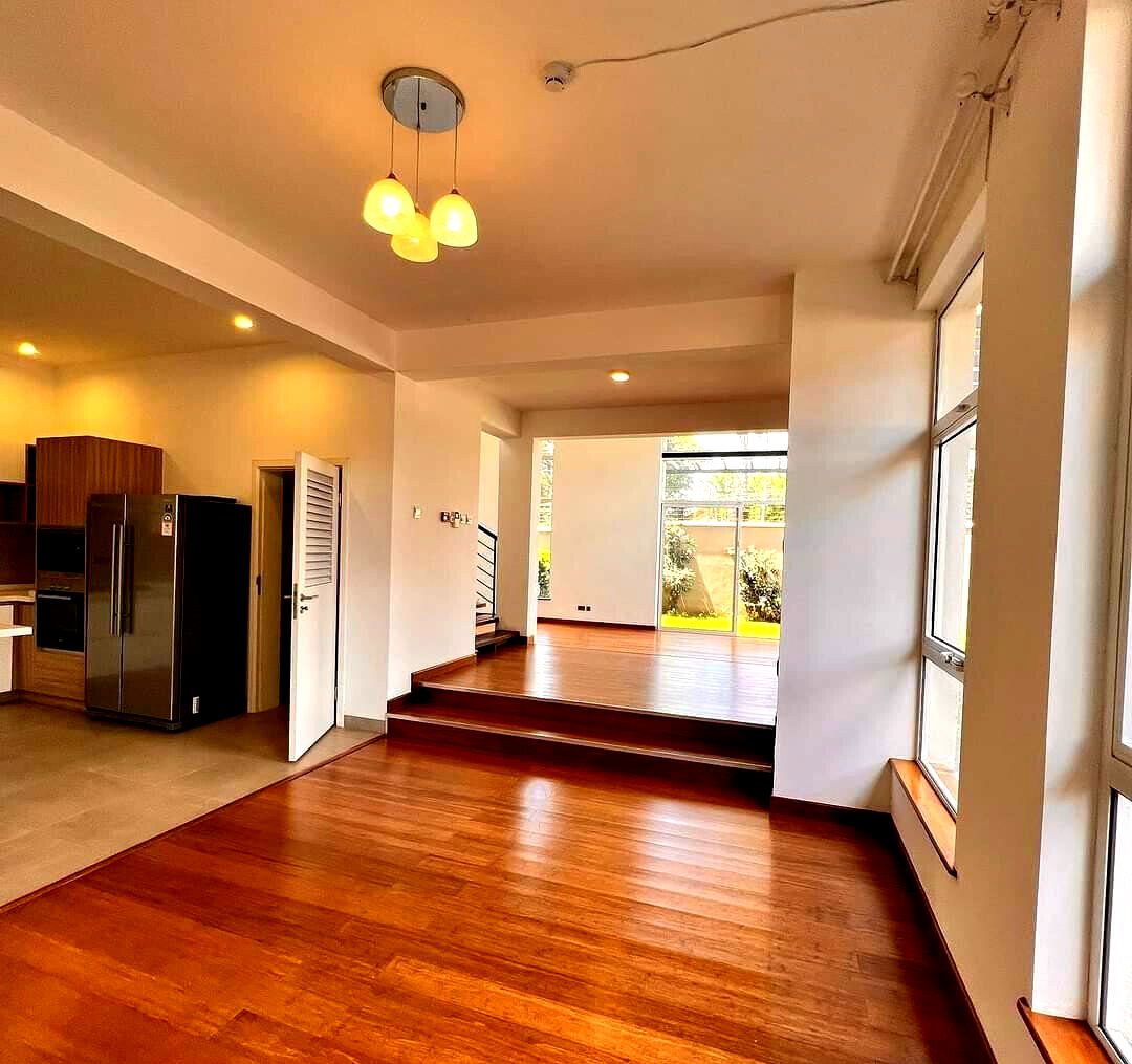 Cathedral Ceilings & Private Garden Townhouse - Lavington
