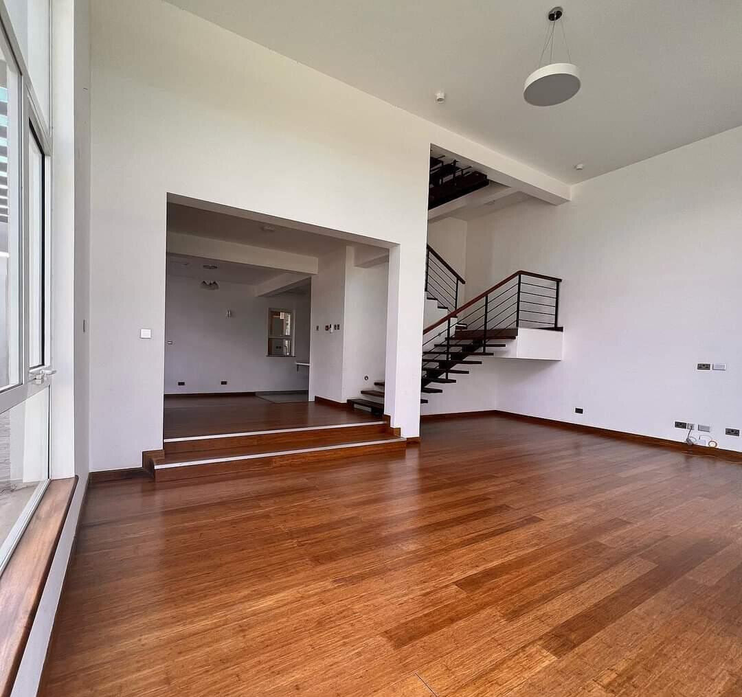 Cathedral Ceilings & Private Garden Townhouse - Lavington