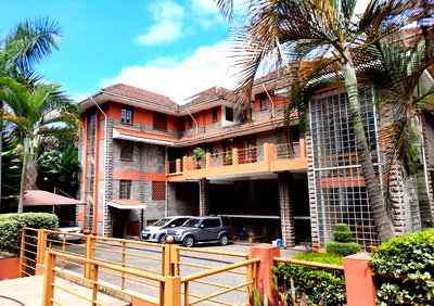 4-Ensuite Townhouse with Flowered Garden & Borehole - Lavington Maziwa