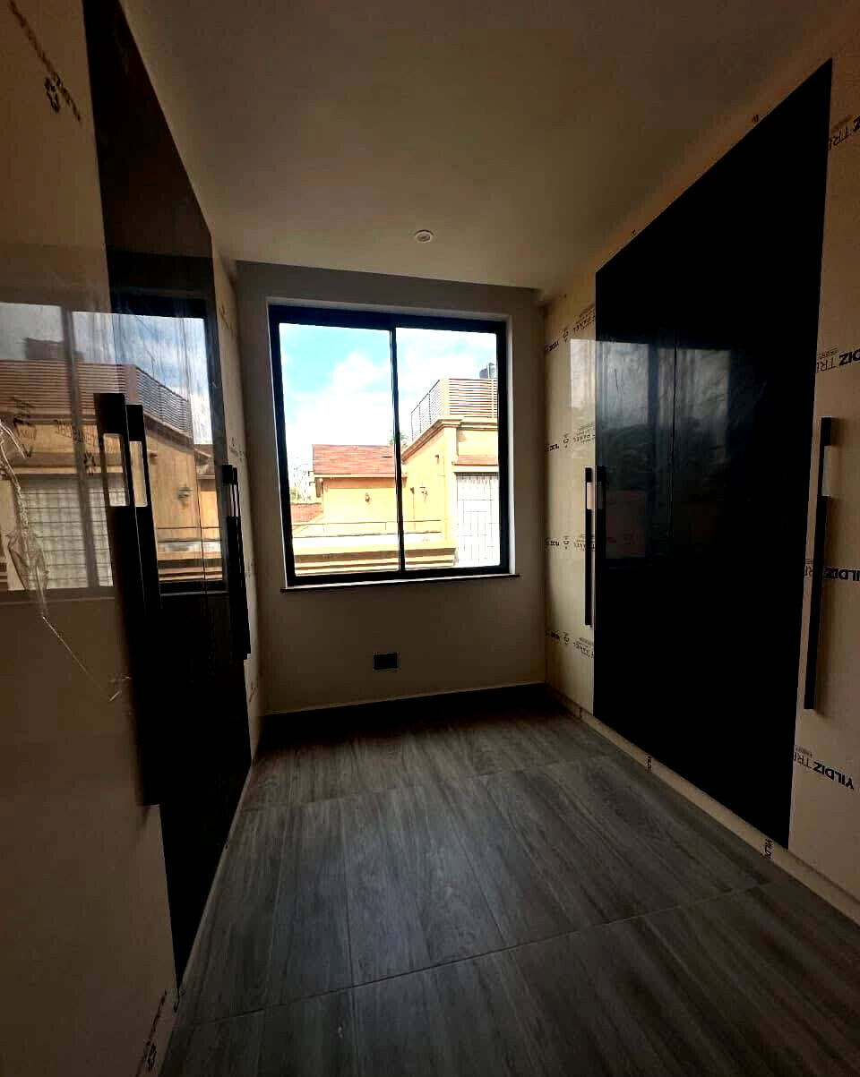 Ultra-Modern 5-Bedroom Townhouse with 2 DSQ & Private Garden - Lavington