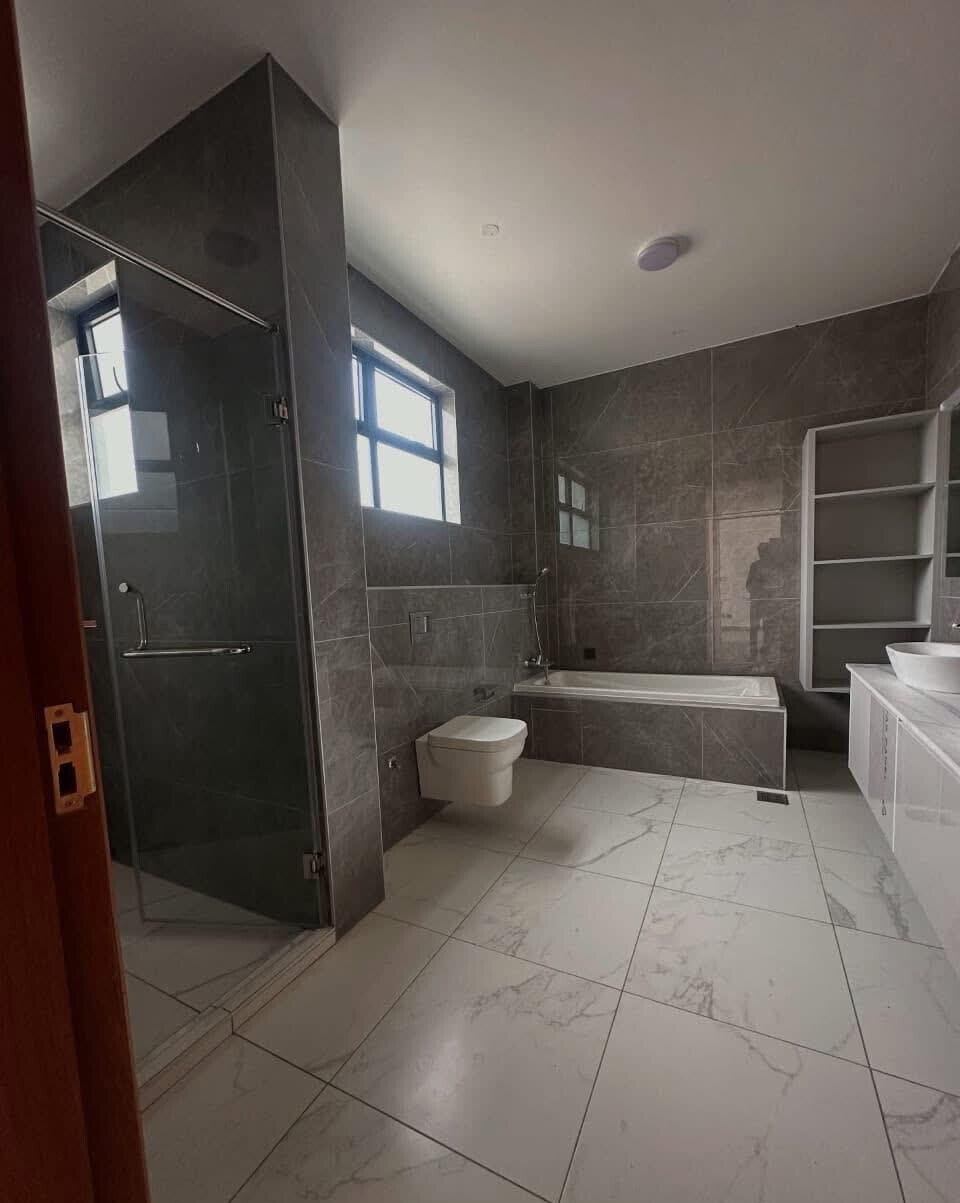 Ultra-Modern 5-Bedroom Townhouse with 2 DSQ & Private Garden - Lavington