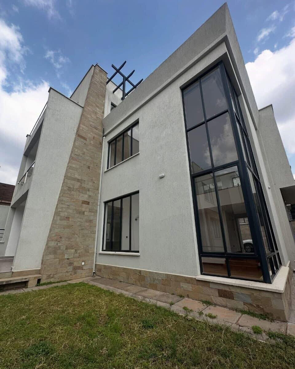 Ultra-Modern 5-Bedroom Townhouse with 2 DSQ & Private Garden - Lavington