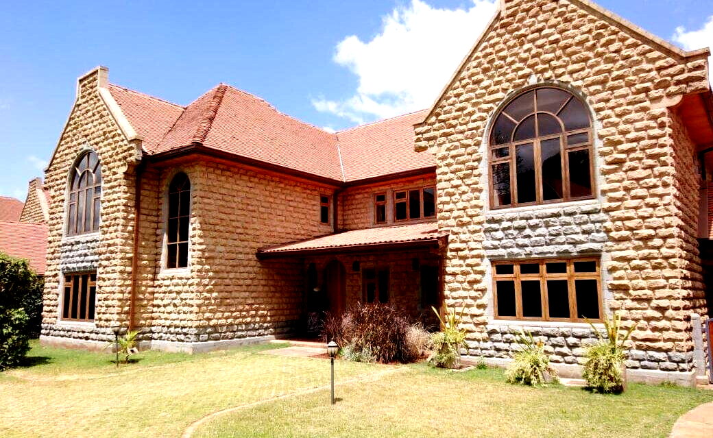 Rustic 5-Bed Townhouse with Wood & LED Finishes – Karen