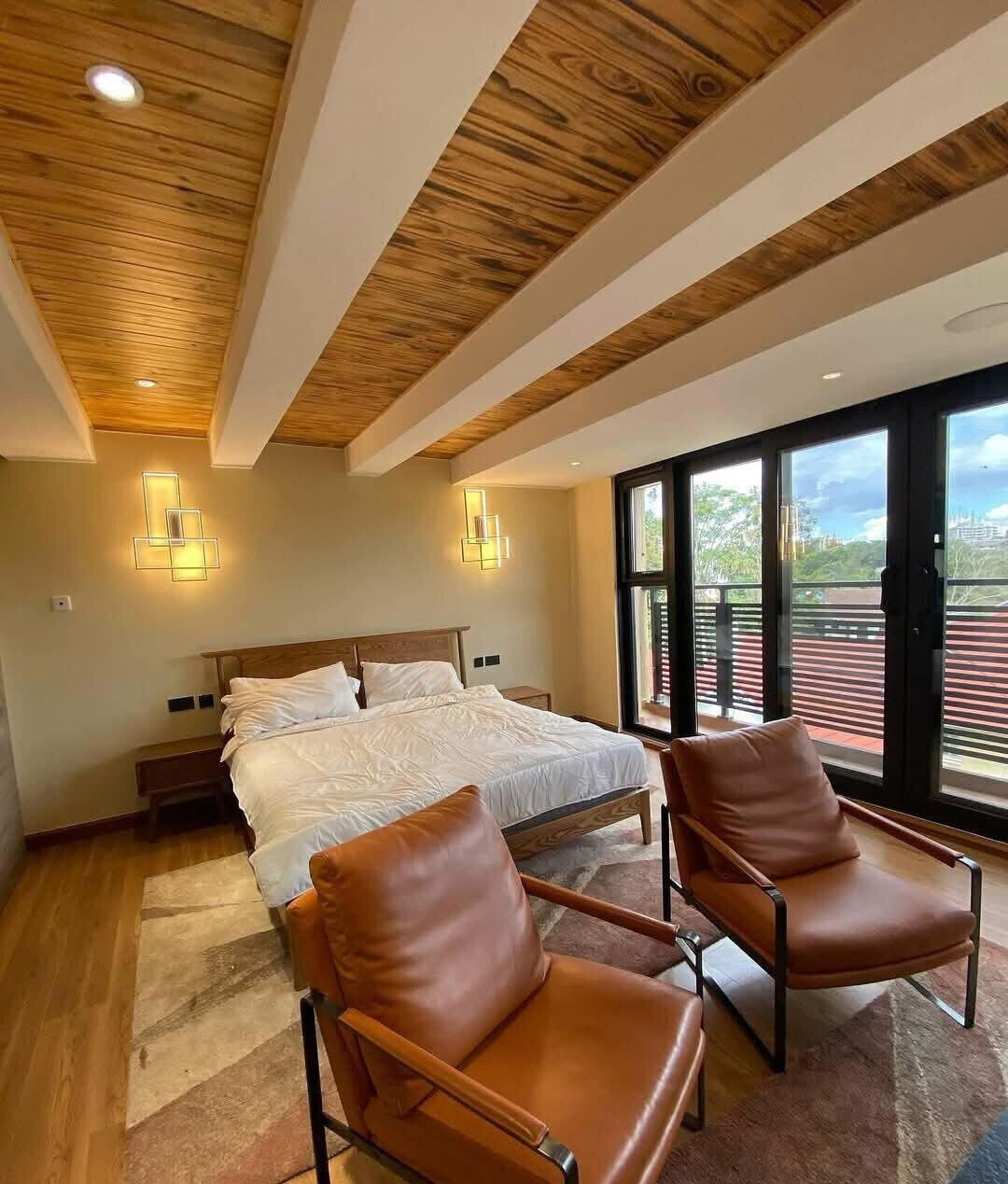 4BR Villa with Lift, Home Theater & Wine Cellar - Lavington