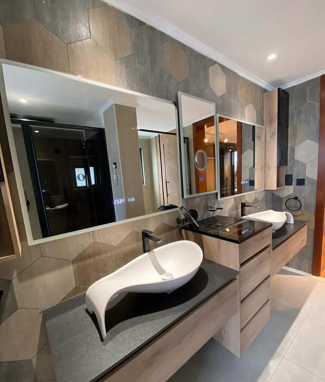 4BR Villa with Lift, Home Theater & Wine Cellar - Lavington