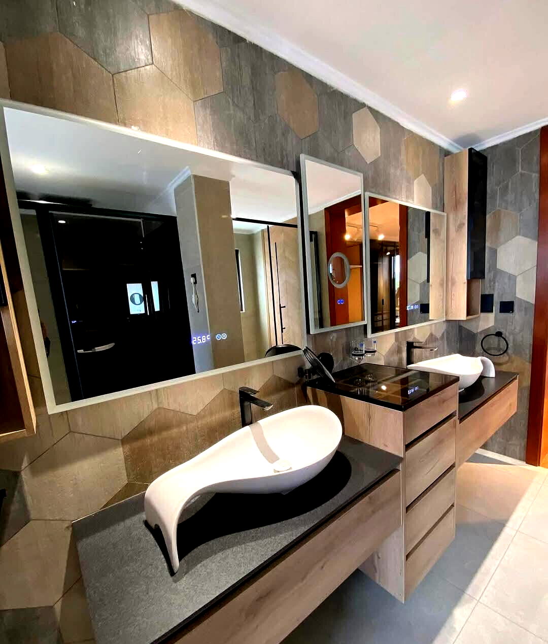 4BR Villa with Lift, Home Theater & Wine Cellar - Lavington