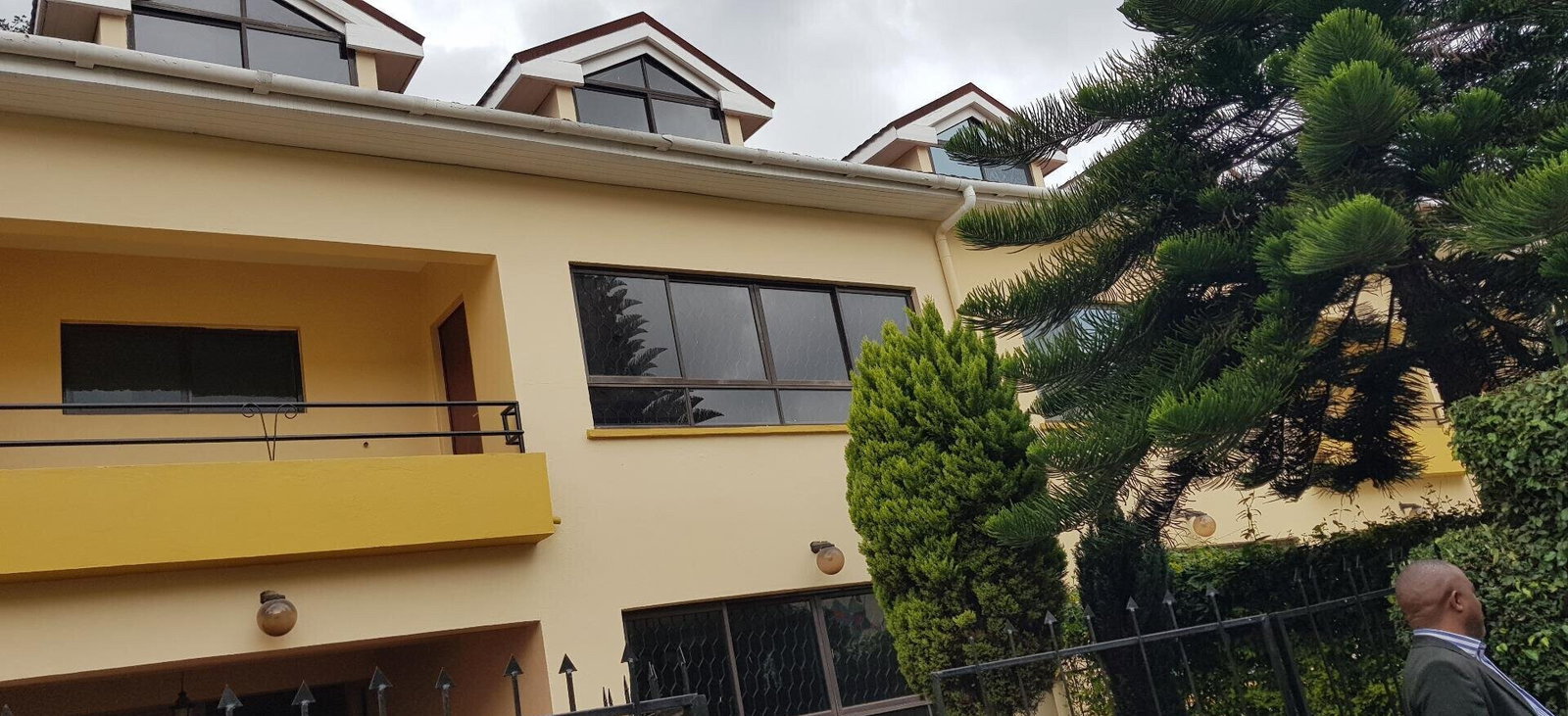 3-Level Townhouse with Private Gate & Rooftop Terrace - Lavington