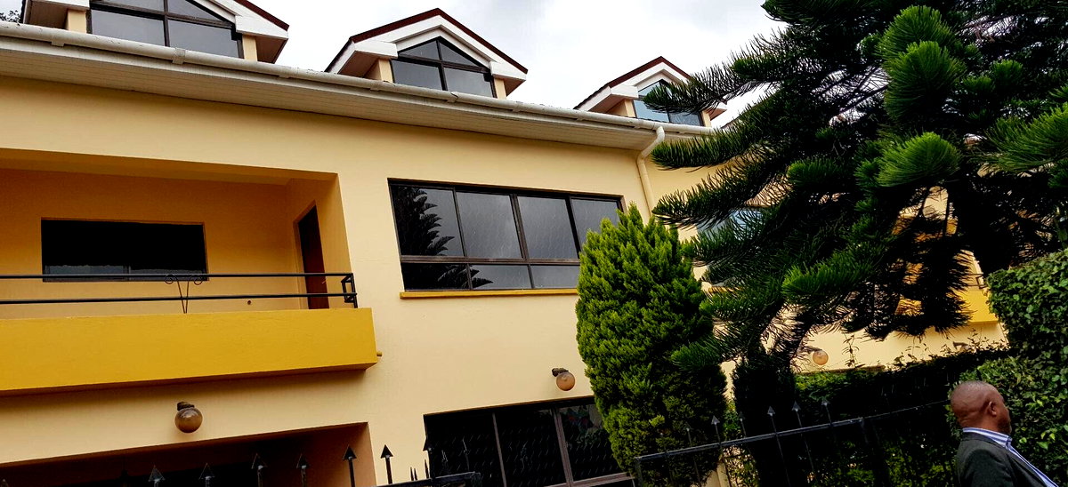 3-Level Townhouse with Private Gate & Rooftop Terrace - Lavington
