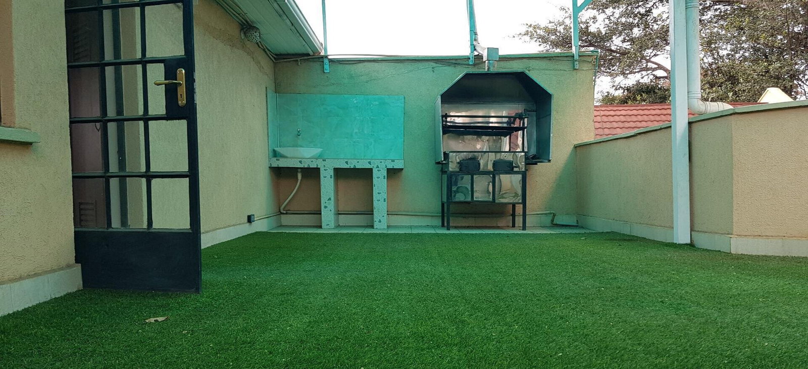 3-Level Townhouse with Private Gate & Rooftop Terrace - Lavington