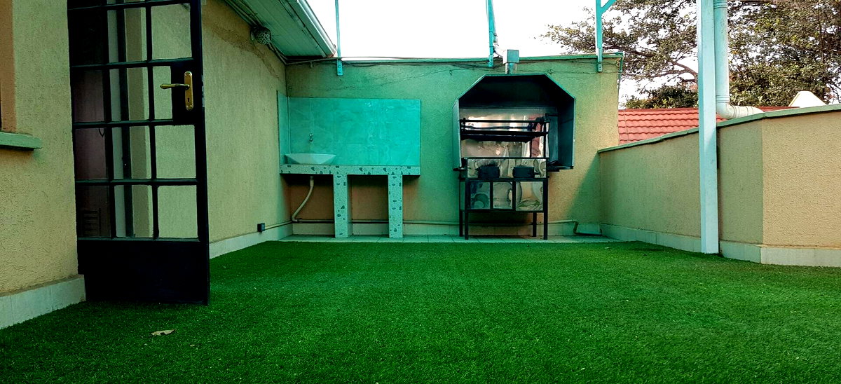 3-Level Townhouse with Private Gate & Rooftop Terrace - Lavington