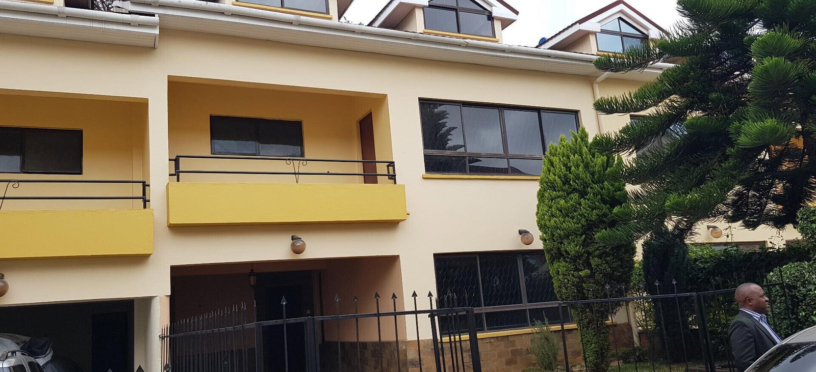 3-Level Townhouse with Private Gate & Rooftop Terrace - Lavington