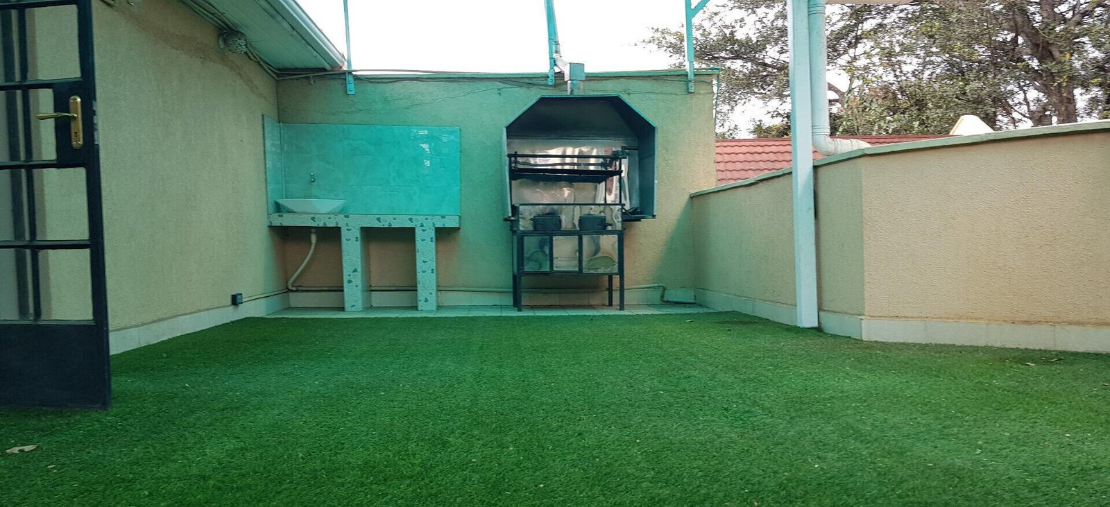 3-Level Townhouse with Private Gate & Rooftop Terrace - Lavington