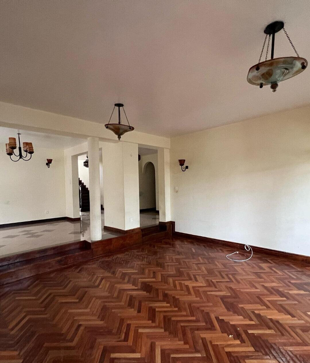 5-Bed Townhouse with Pool & Mature Garden - Riverside Drive