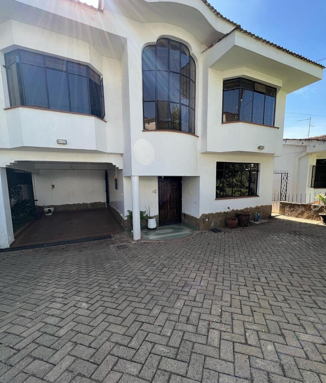 5-Bed Townhouse with Pool & Mature Garden - Riverside Drive