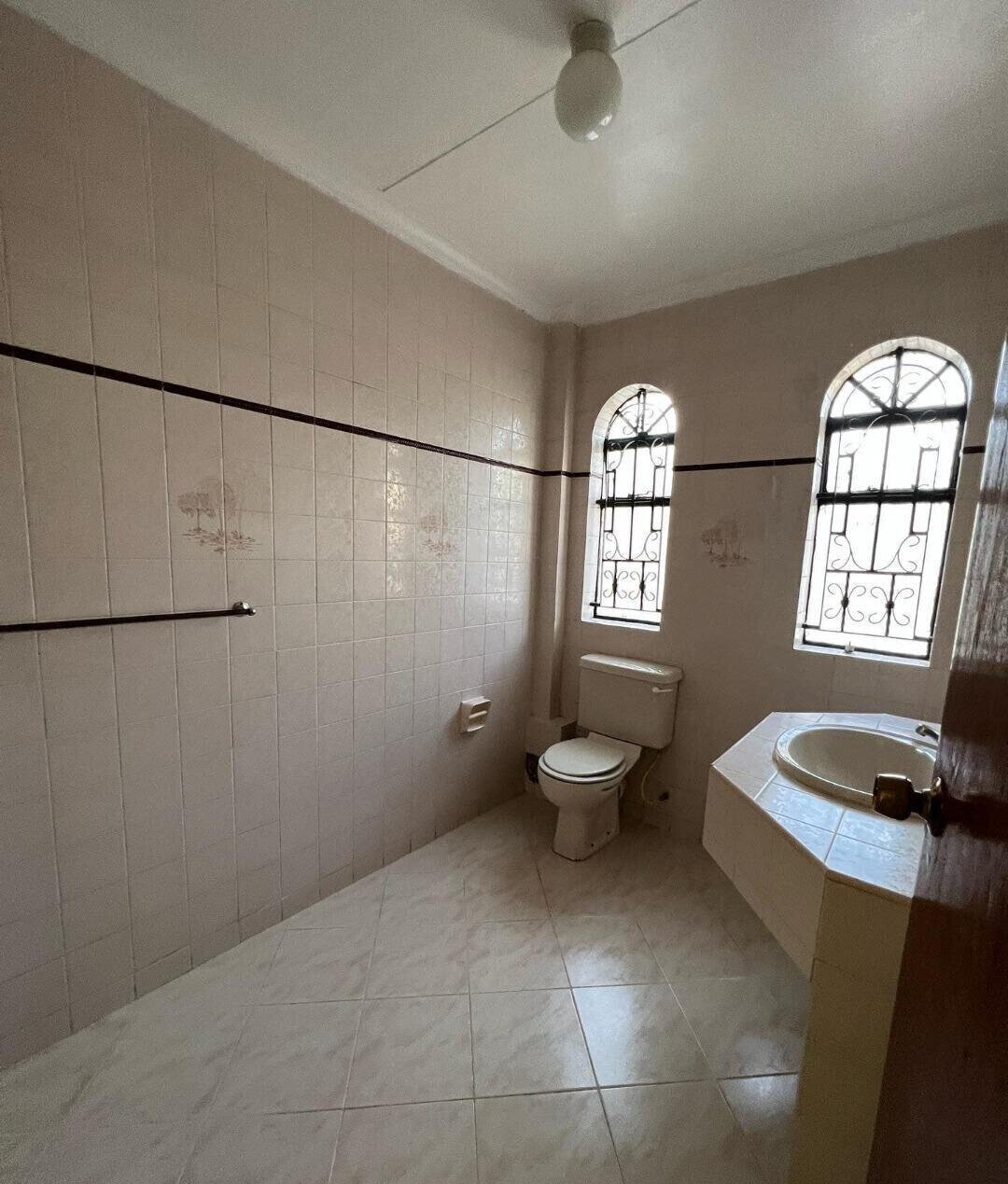 5-Bed Townhouse with Pool & Mature Garden - Riverside Drive