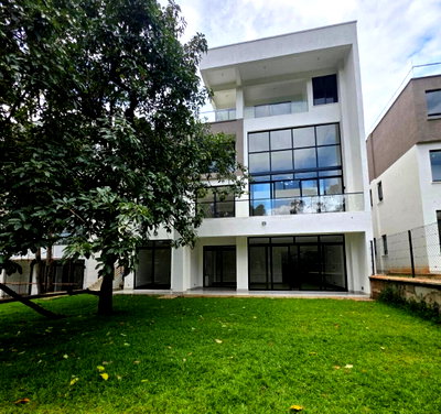 6BR Luxury Townhouse with Garden