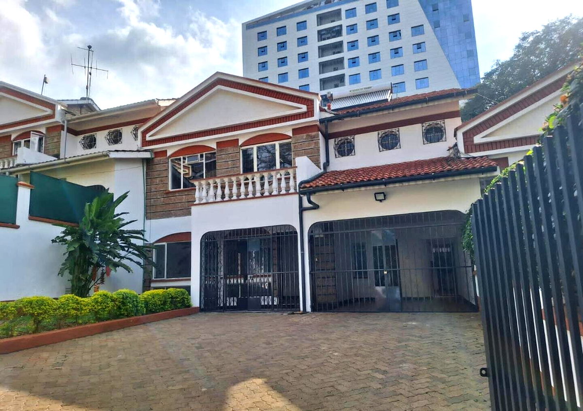 4BR Townhouse with DSQ & Wooden Floors - Westlands
