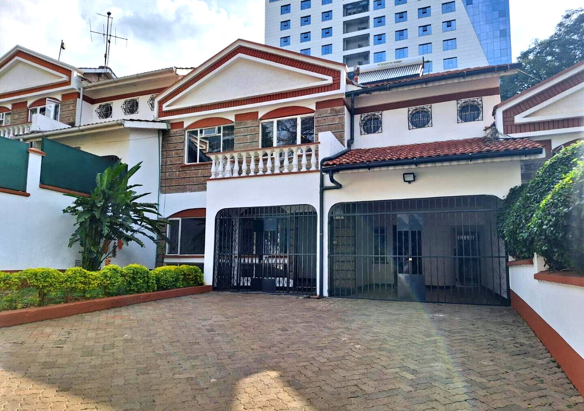 4BR Townhouse with DSQ & Wooden Floors - Westlands