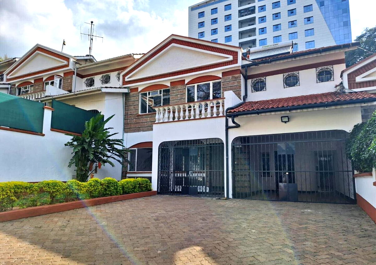 4BR Townhouse with DSQ & Wooden Floors - Westlands