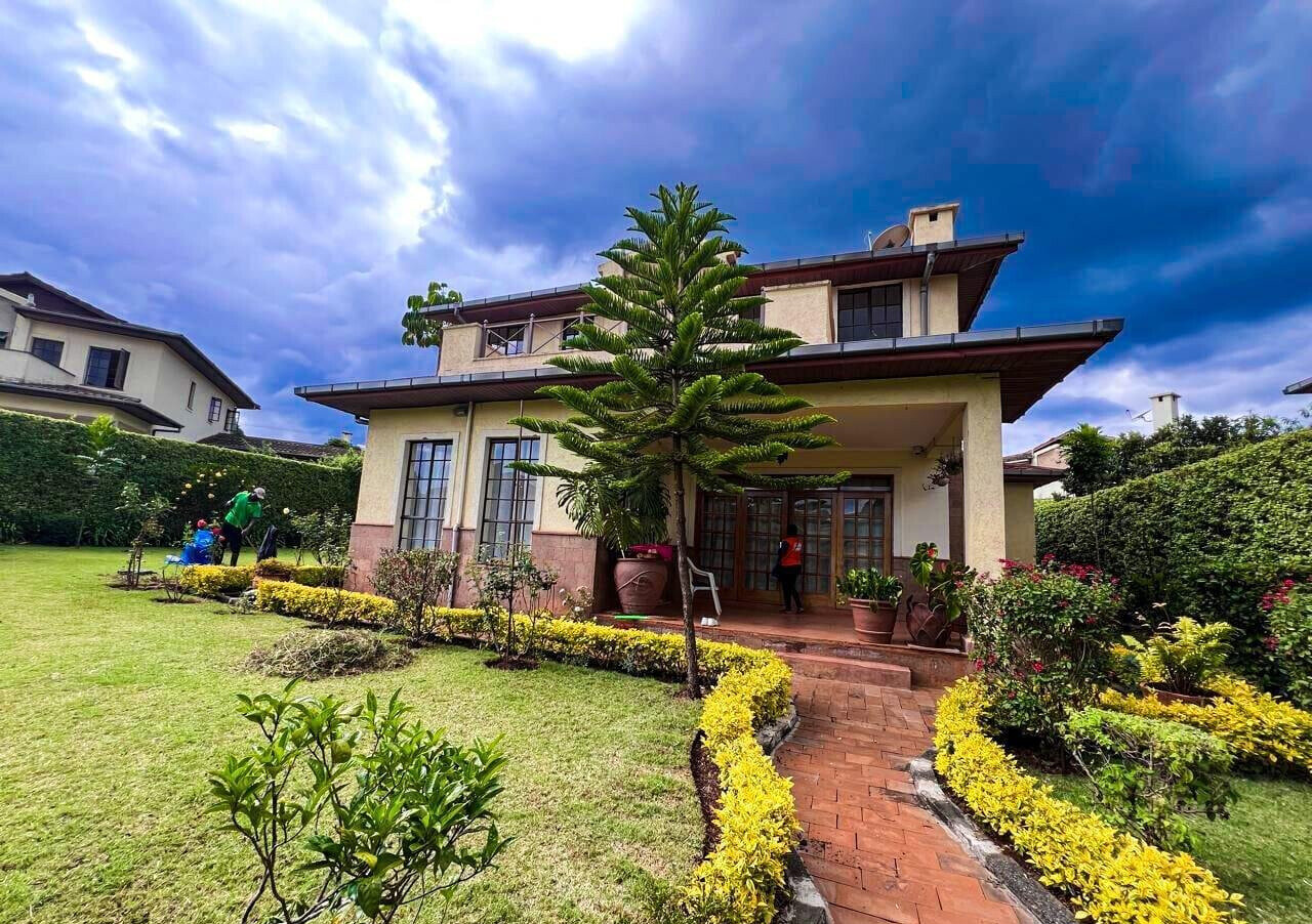 50x100 4BR All-Ensuite Townhouse with Mature Trees – Redhill