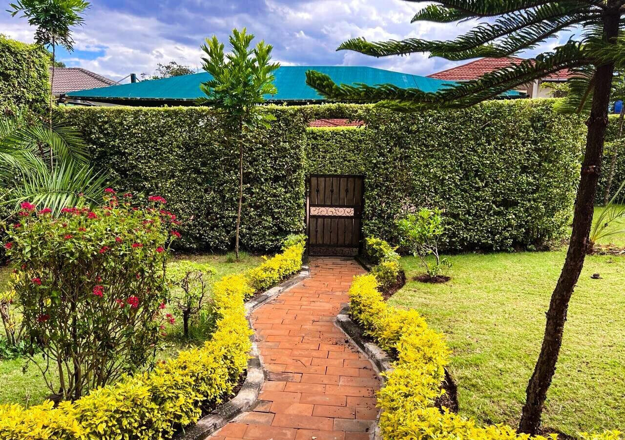 50x100 4BR All-Ensuite Townhouse with Mature Trees – Redhill