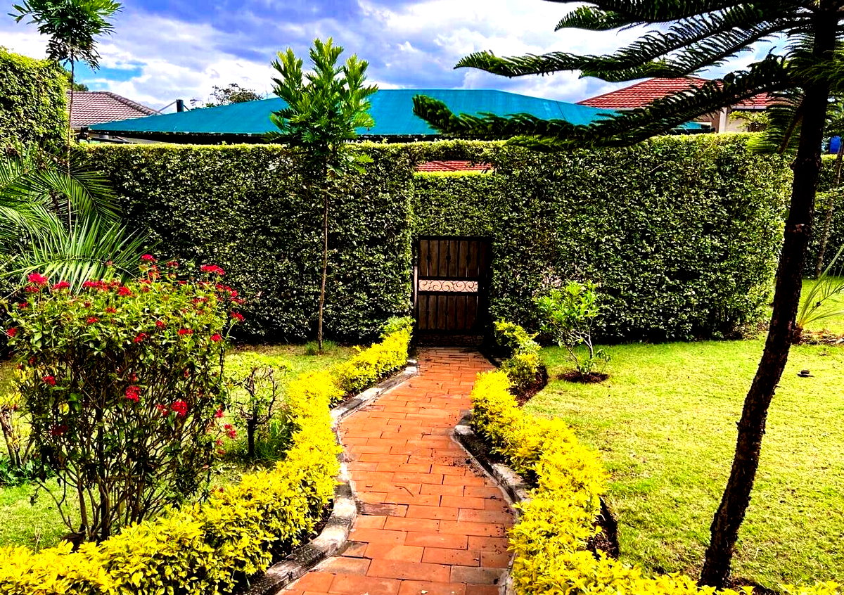 50x100 4BR All-Ensuite Townhouse with Mature Trees – Redhill