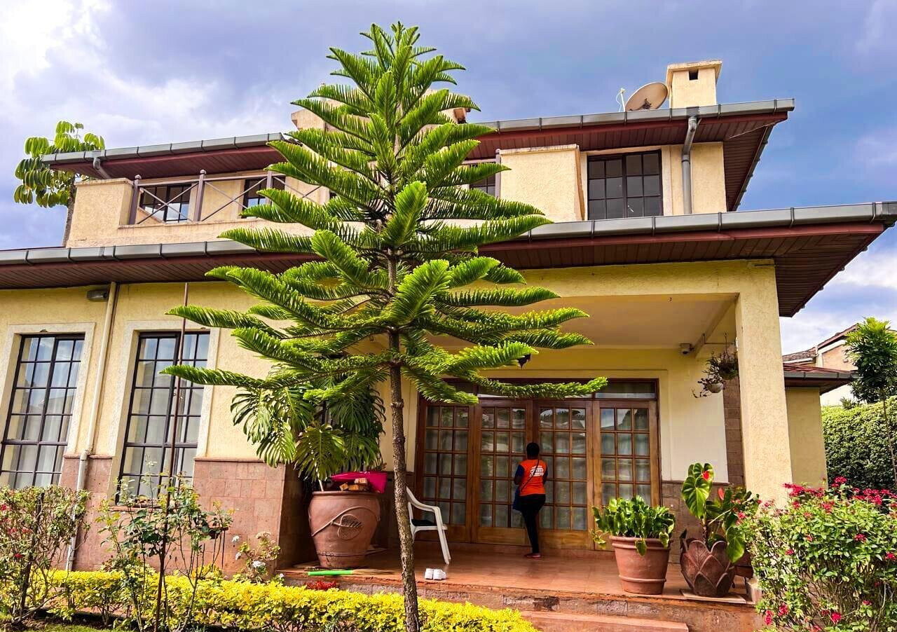 50x100 4BR All-Ensuite Townhouse with Mature Trees – Redhill