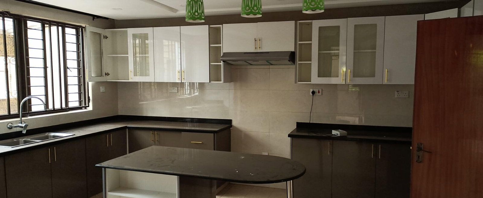 5-Ensuite Townhouse with Rooftop Terrace & Solar - Lavington