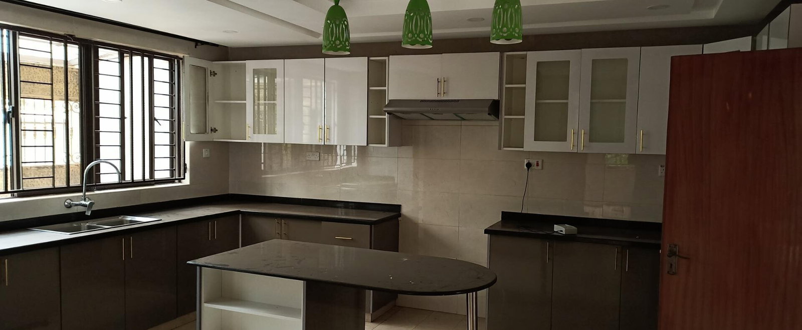5-Ensuite Townhouse with Rooftop Terrace & Solar - Lavington