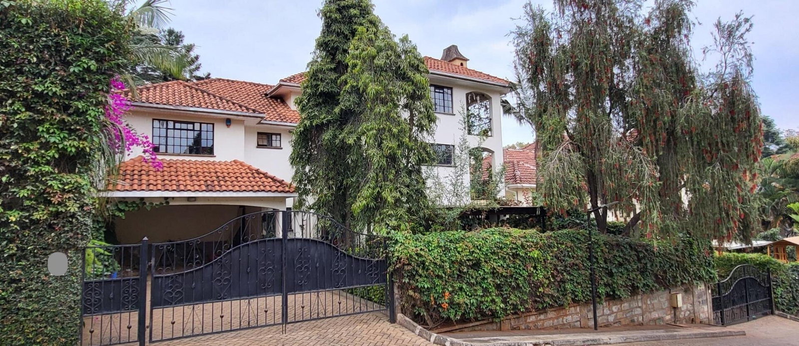 4-Ensuite Townhouse with Pool & Private Garden - Spring Valley