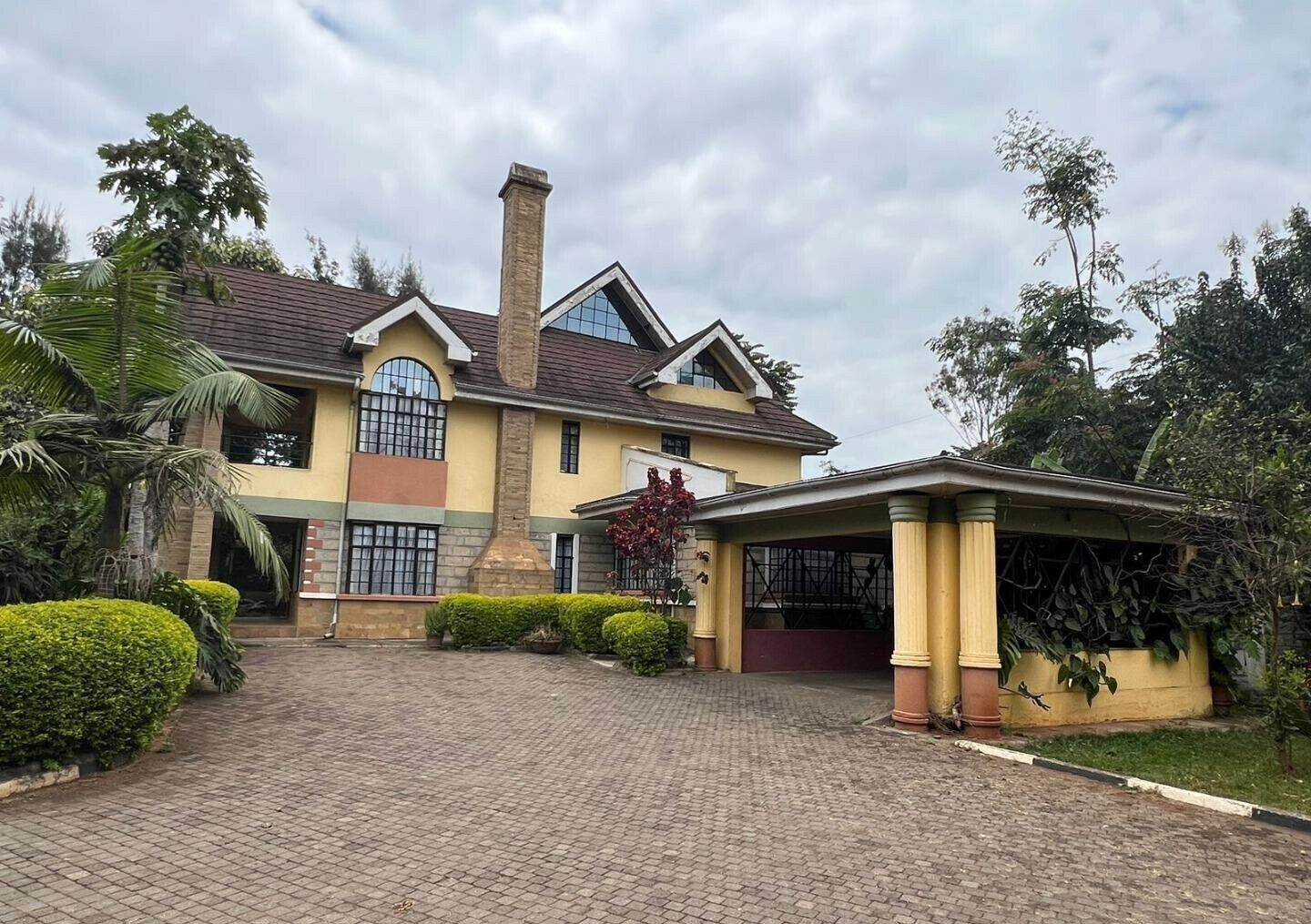 5-Ensuite Townhouse with Guest House & Jacuzzi – Hardy, Karen