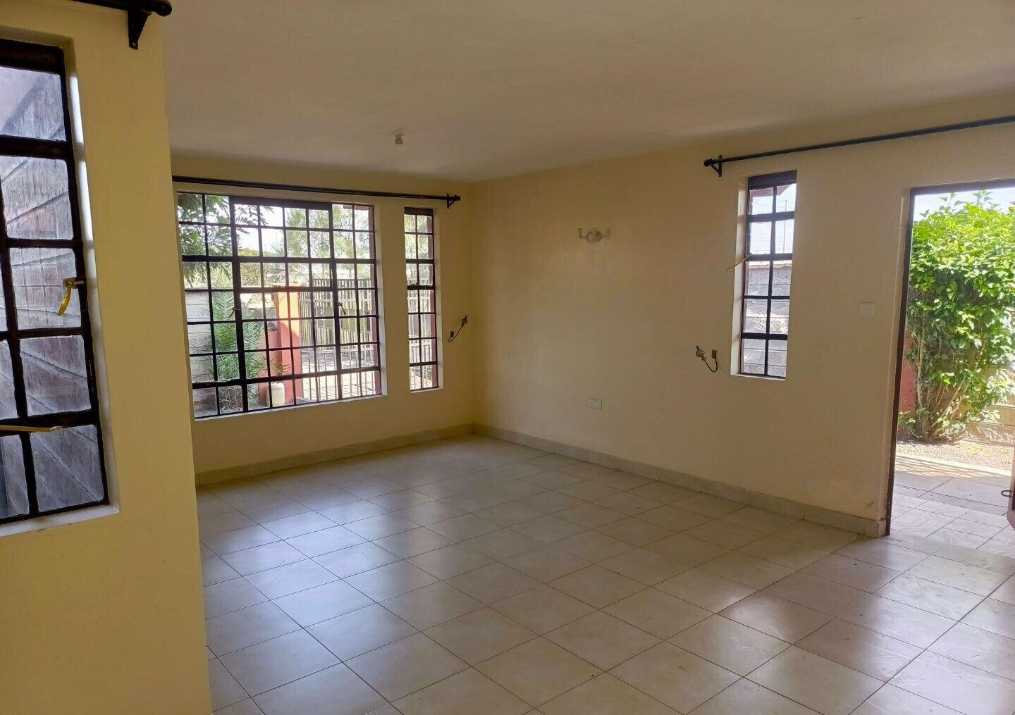 Attic-Style 4BR Townhouse with Private Garden - Syokimau