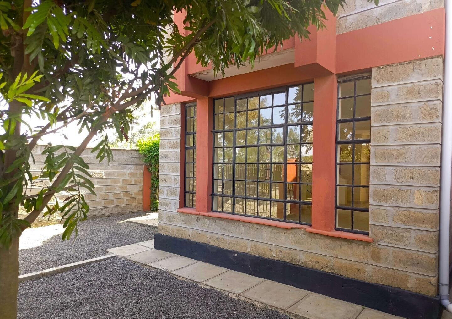 Attic-Style 4BR Townhouse with Private Garden - Syokimau