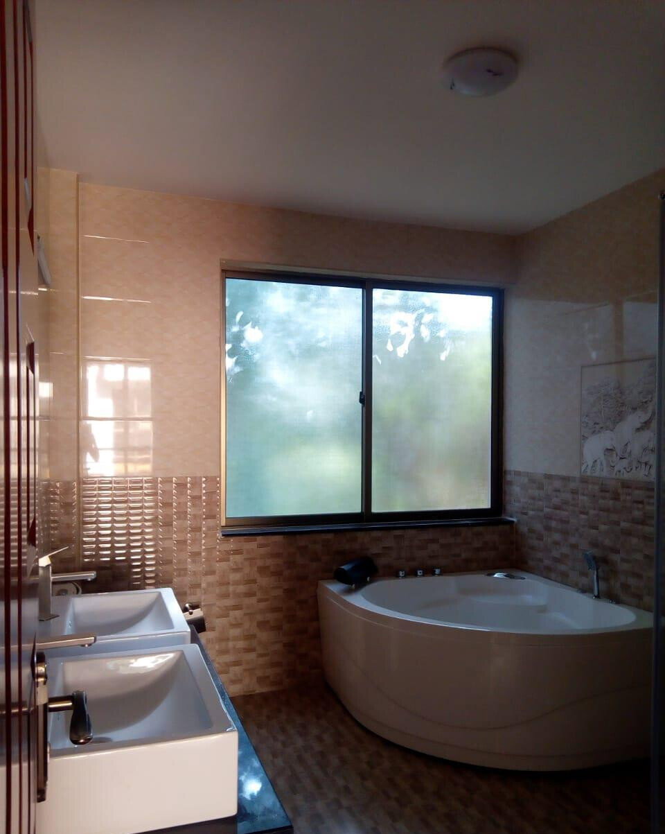 Spacious 4-Bed Townhouse with Fitted Wardrobes & Cabinets - Lavington