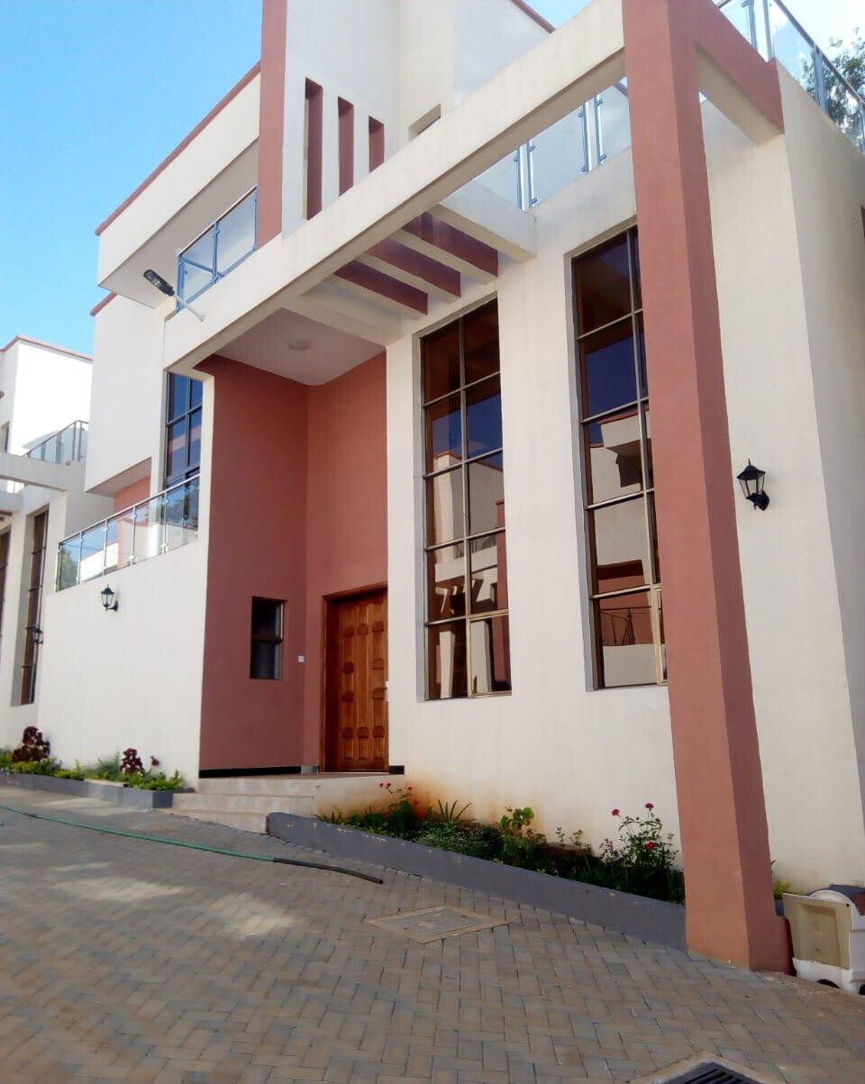 Spacious 4-Bed Townhouse with Fitted Wardrobes & Cabinets - Lavington
